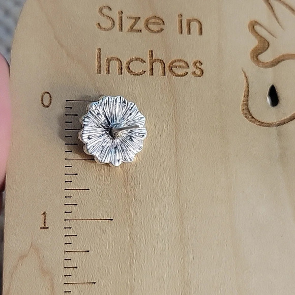 🔥LAST PAIR🔥 DAISY CONCHO STUD EARRINGS - Picture 4 of 6